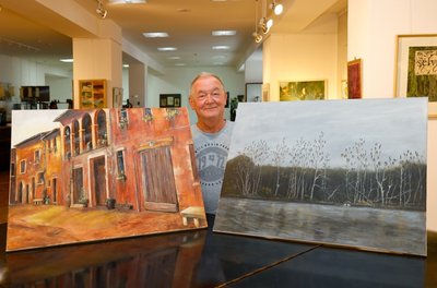 Hobbykünstler Peter Paulitschke beteiligt sich mit seinen Stadt- und Landschaftsansichten. 