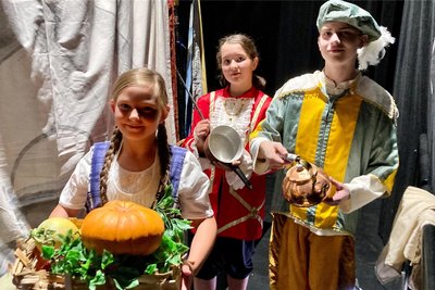 Hinter den Kulissen: Anlässlich der Eröffnung der neuen Spielstätte präsentierten die Mimen des Kinder- und Jugendtheaters „Burattino" das Märchen vom König Drosselbart. Auch Samira Effenberger (Mitte) sowie Anna-Maria Peetz und Konstantin Meisch spielten mit.