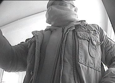 Mit diesem Bild einer Überwachungskamera sucht die Polizei nach einem mutmaßlichen Geldkarten-Dieb.