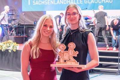 Erstmals waren die Pokale für die drei Erstplatzierten der einzelnen Kategorien aus Holz. Dass Frauensiegerin Lilly Ender (rechts) ihren dabei von Stargast Lea Quaas (links) bekam, passte insofern, als das beide als Turnerinnen aktiv sind.