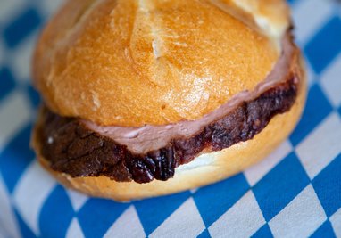  Für die Herstellung dieses "Käses" muss keine Kuh gemolken werden: Für "Leberkäse" und "Liebfraumilch" gelten Ausnamen von den strengen Namensregeln