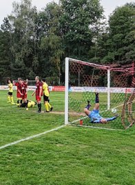 Dieser Treffer zählte zwar nicht, dennoch musste Lok-Keeper Richard Weber gegen Großenhain dreimal hinter sich greifen. 