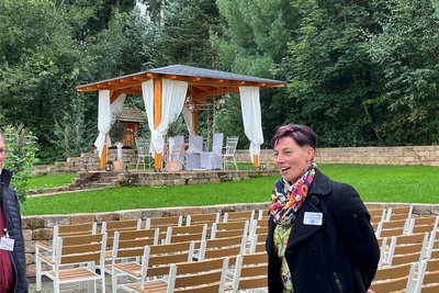 Verwaltungsverbandsleiterin Kathrin Ardelt nimmt in diesem Pavillon am Waldhof Börnichen Trauungen vor.