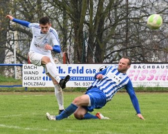 Carl Dennstedt (links/Spielszene aus der Vorsaison) erwartet am Sonntag mit dem SV Muldental Wilkau-Haßlau den SV Kirchberg zu einem von mehreren Derbys des ersten Kreisliga-Spieltages. 