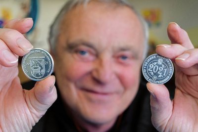 Vorsitzender des Numismatischen Vereins Stollberg ist Lothar Pfüller - hier mit zwei vom Verein geprägten Medaillen. Links die Absolventenmedaille für die Landesfachklasse für Straßenwärter 2021 und rechts die Jubiläumsmedaille des Vereins anlässlich seines 55-jährigen Bestehens.