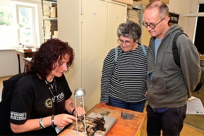 C. A. Seydel-Mitarbeiterin Ellen Hentschel erklärte Kai und Stefanie Hofmann aus Zürich das manuelle Stimmen von Stimmplatten.