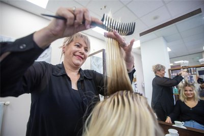 Friseurmeisterin Silke Hinkeldei aus Kottengrün kümmert sich in ihrem Salon in Plauen um das Haar von Kundin Lucy Beck.
