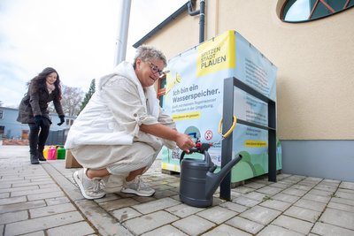 Gießkannen stehen bereit und können an den Tanks zur Wasserentnahme und zum Gießen genutzt werden.