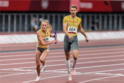 Marvin Schlegel feuert Corinna Schwab beim Wechsel mit einem Schrei an. 