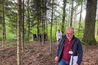 Nach dem Abstecher zum Waldhof laufen die Juroren zurück ins Dorfzentrum von Börnichen.