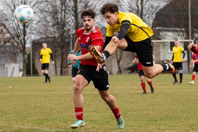 Philipp Hantzsch (r.), hier gegen Leon Böhme, trifft in dieser Szene artistisch per Lupfer zum 1:1-Ausgleich gegen Langenau.