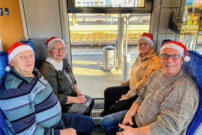 Nicht nur der Zug hatte sich zum ersten Advent weihnachtlich herausgeputzt: Die Familien Knorr und Ulbricht aus Mittweida hatten von Fahrt ins Erzgebirge durch eine Anzeige erfahren.