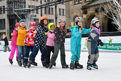 Auch für Feste wie beispielsweise Kindergeburtstage wurde die Eisbahn vor dem Rathaus genutzt.