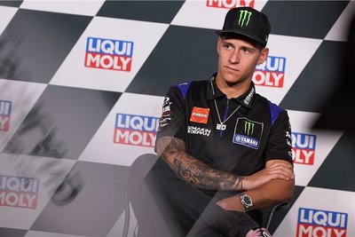 Schaut noch etwas skeptisch drein: Der WM-Führende und amtierende Weltmeister Fabio Quartararo auf der offiziellen Pressekonferenz für den Deutschland-Grand-Prix am Sachsenring. 