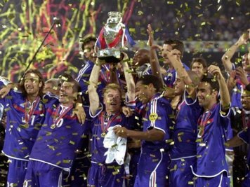 Die französische Nationalmannschaft nach ihrem Finalsieg 2000 gegen Italien.