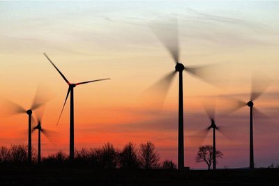 Windräder drehen sich vor dem Abendhimmel. Auch in Mannichswalde ist ein Windpark geplant.