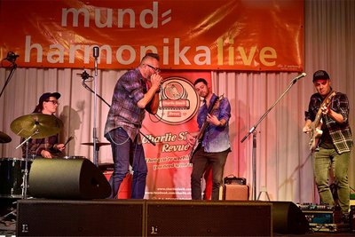 Bei der Live-Nacht am Samstag sorgte die Charlie Slavik Rock 'n' Roll Revue für Stimmung im Gasthof Walfisch Zwota.