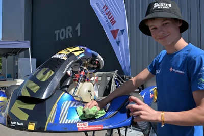 Julian Viola vom 1. Auer MSC bei der Pflege seines Karts. Der junge Mann hat sich der Langstrecke verschrieben und gibt ihr den Vorrang vor der Slalom-Meisterschaft.