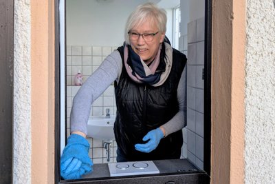 Einsatz an der Burgruine Frauenstein: Carmen Scheeser kümmert sich um den Frühjahrsputz am Empfangshaus.