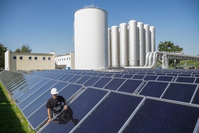 Sonnenkollektoren an der Georgstraße: Mit den Anlagen wird kein Strom, sondern Wärme für die Wohnhäuser rund um den Brühl erzeugt.