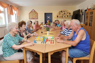 Am erste Montag im Monat werden bei den Senioren die Würfel und Karten zum Spielen hervorgeholt.