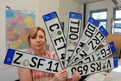 Künftig kann Monika Koyuncu von der Kfz-Zulassungsstelle in Glauchau so manchem Fahrzeughalter den Kennzeichen-Wechsel ersparen. Wann es genau soweit ist, steht aber noch nicht fest.  