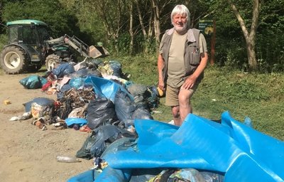 Müllberge auf dem Parkplatz an Käppels Teichen. Touristik-Unternehmer Dieter Käppel hofft wie die Polizei auf Zeugenhinweise. 