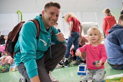 Helena und ihr Papa Martin Schulze beim Stöbern nach Spielzeug.