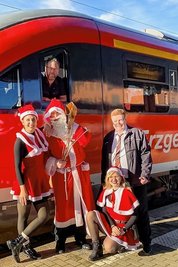 Frank Menzel (rechts) mit seinem Team vor dem Dieseltriebwagen VT 642 der Erzgebirgsbahn.