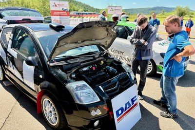 Der Citroën C2 bekommt noch die Auer Vereinsfarben verpasst. Ab 2026 soll er im Rallye-Zirkus eingesetzt werden und junge Leute im 1. Auer MSC halten, so der Wunsch.
