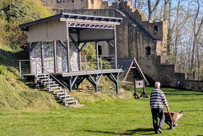 Der Veranstaltungsplatz an der Burgruine ist bereit für den Sommer.