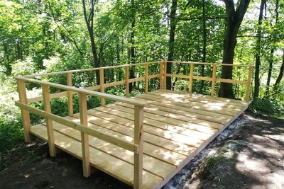An den Grundmauern des Wettinturms steht die Terrasse für den Rastplatz.
