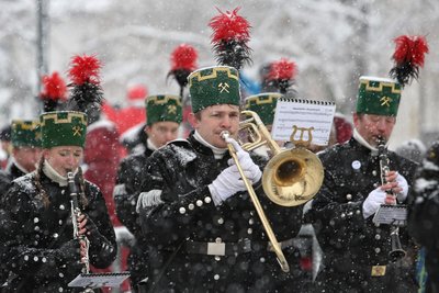 Die knapp 900 Mitwirkenden der Annaberger Bergparade, die schon seit 60 Jahren in die Bergstadt einlädt, trotzten dem Wetter.