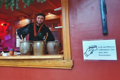 Bei Stefan am Lángosstand des Mittelaltermarkts ist Magie im Spiel: Hier funktioniert die Bezahlung mit Kreditkarte.