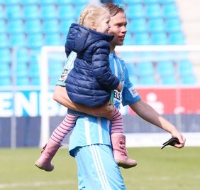 Der Papa als Torschütze: Dennis Grote mit Tochter Lia nach dem Spiel.