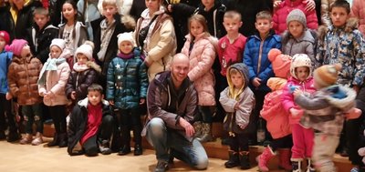 Jan Wätzig mit den ukrainischen Kindern nach der Ankunft in Dresden, wo es in der Dreikönigskirche eine Notverpflegung gab. Anschließend ging es mitten in der Nacht weiter nach Freiburg. 