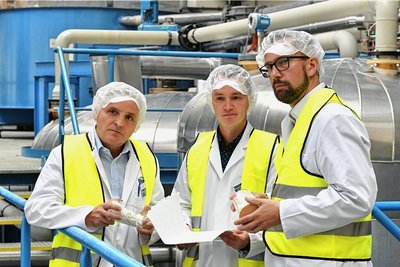 Im Gespräch mit Sachsens Wirtschaftsminister Martin Dulig (r.) erklärten Daniel Geißler, Leiter Produktion und Technik (Mitte) sowie Bereichsleiter Maik Ullmann die verschiedenen Fertigungsschritte im Unternehmen.