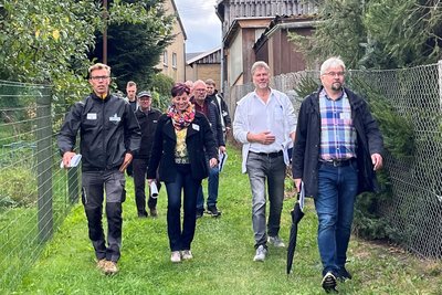 Auf dem Rückweg ins Dorfzentrum von Börnichen kommt die Jury auch am Landmarkt und bei dem Familienunternehmen Elektro-Schubert vorbei. Letzte Station ist der Dorfclub.