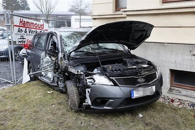 Ein Auto prallte am Mittwochfrüh auf der Zwickauer Straße in Chemnitz gegen eine Hauswand.