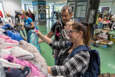Jana Hickel und Sebastian Taube mit Tochter Leni haben Kinderkleidung für die kalte Jahreszeit gefunden.