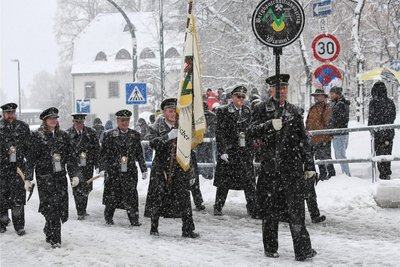 14.07 Uhr hatte sich auch der Bergbautraditionsverein Wismut als Letzter in Bewegung gesetzt.