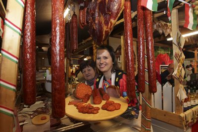Typisch für den Europäischen Bauernmarkt: Schinken und Salami. Anbieter aus 14 Ländern werden aber noch mehr Leckereien anbieten.