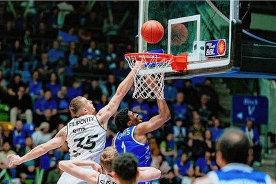 Marko Filipovity (links), kommt in dieser Szene gegen Marcus Lewis von den Frankfurt Skyliners zu spät. Filipovity machte in der ersten Halbzeit starke 16 Punkte, legte in den zweiten 20 Minuten aber nur noch zwei Zähler nach. Auch das war ein Grund für die 84:89-Niederlage der Niners. 