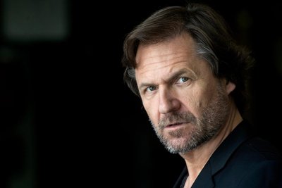 Schauspieler Winfried Frey liest in der Freiheitshalle Hof aus Originalakten von Kriminalfällen. Foto: Luis Zeno Kuhn