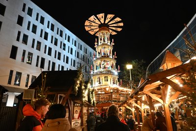An der großen Pyramide im Erzgebirgsdorf des Cehmnitzer Weihnachtsmarkts werben viele Stände mit Kartenzahlung.