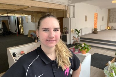 Sarah Schreiter hinter ihrer Fit-Spirit-Rezeption. Links geht’s zu Spinning, Bungee-Fitness und Co, rechts zum Meditieren. Die 24-Jährige hat vieles im Studio selbst gestaltet.