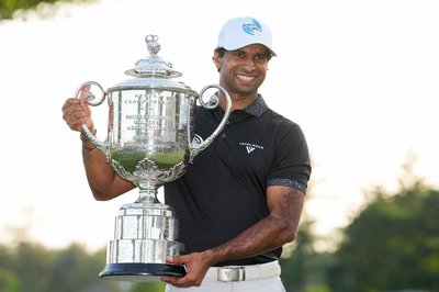 Aaron Rai erhielt für seinen Sieg bei der PGA Championship die Wanamaker-Trophäe.