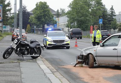 Ein VW stieß am Mittwochabend in Chemnitz mit einem Motorrad zusammen.