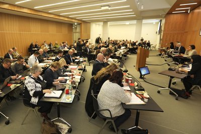 Blick in den Saal des Landratsamtes, in dem der Vogtland-Kreistag mit seinen 86 Mitgliedern tagt.