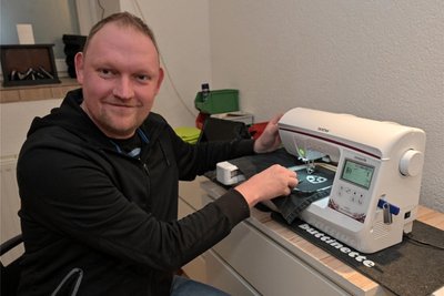 Mathias Held an der Stickmaschine: Bestickt werden kann etwa ein Tierhalsband mit der Telefonnummer des Halters, falls der Vierbeiner mal wegläuft und wiedergefunden werden soll.